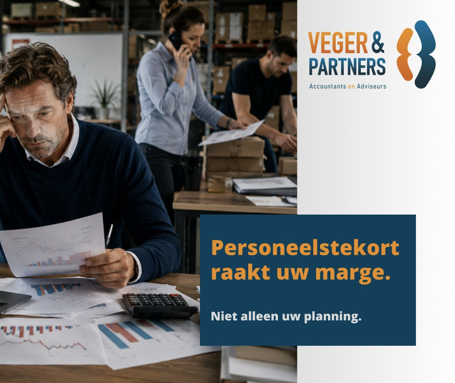 Ondernemer bekijkt cijfers terwijl collega's in het bedrijf doorwerken