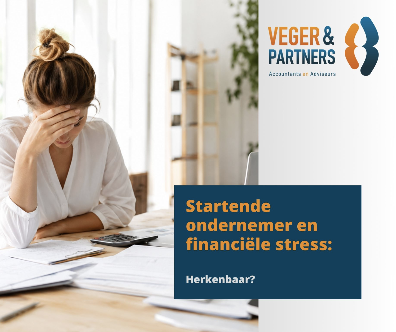 Startende ondernemer met stress achter een bureau vol papieren